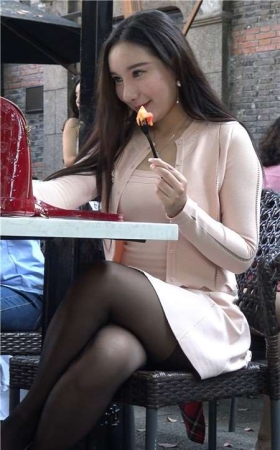 4k-粉衣街拍黑丝美女喝下午茶 [1.01 GB]
