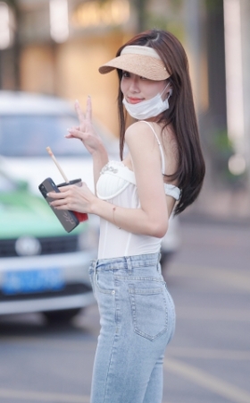 美美哒牛仔裤女孩