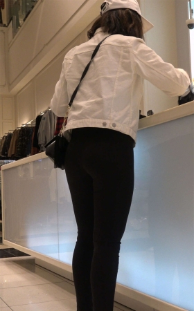 黑色紧身裤圆臀小姐姐买衣服