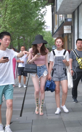 遇上性感热裤大白腿小姐姐