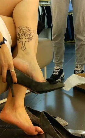 腿上有纹身的美女试穿休闲鞋白色船袜