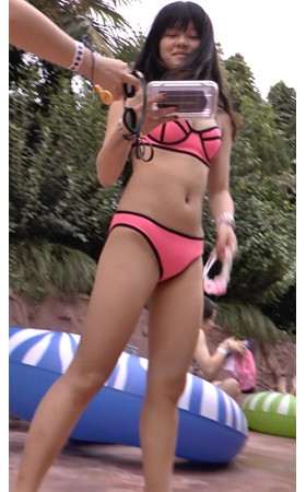 红色黑边比基尼妹子