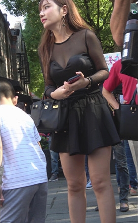 漂亮的黑裙美女