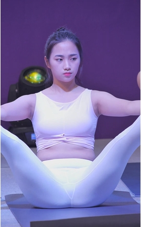 韩国体育用品展上的紧身裤美女