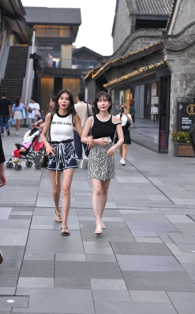 两个短裙美腿美女
