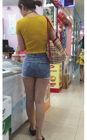 黄衣热裤美女