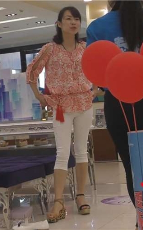 诱人玉足美少妇，各种鞋子试了个遍。