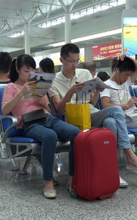一双香艳的足底看的过往旅客纷纷驻足
