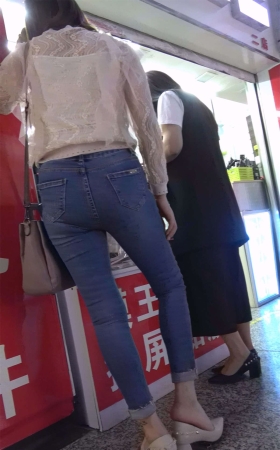 紧身牛仔美臀气质美女