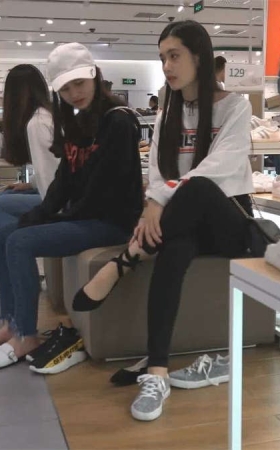 超好看美脚美女试穿系带平底鞋穿袜子