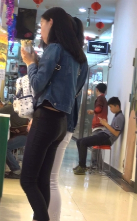 翘臀紧身裤小美女苗条细腿够紧绷