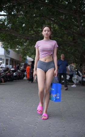 【一只麋鹿旅拍作品】灰色热裤美女<font color=red> [10P]</font>