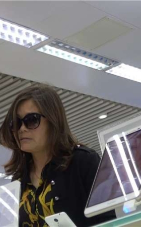 4k-黑色紧身裤墨镜熟女街拍高跟