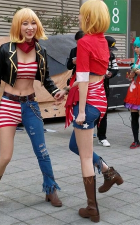 两位破洞紧身牛仔裤cosplay美女小姐姐