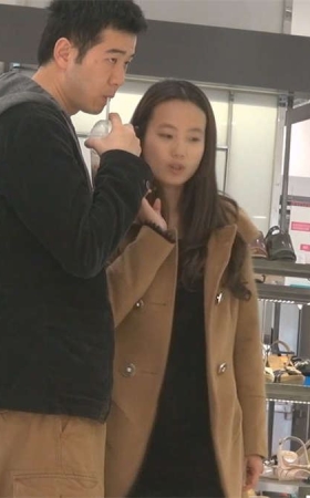 一位可人的小美女为心仪的款式辗转多个柜台