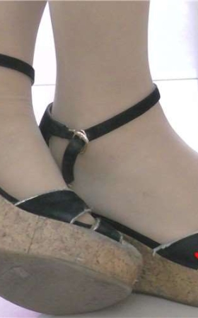 4k-超市促销员的OL制服丝袜美足，坡高跟该洗洗啦。