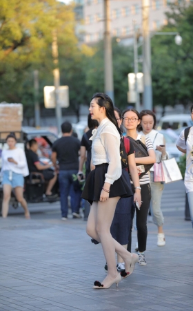 肉丝美腿的小姐姐，裙子有点短哦