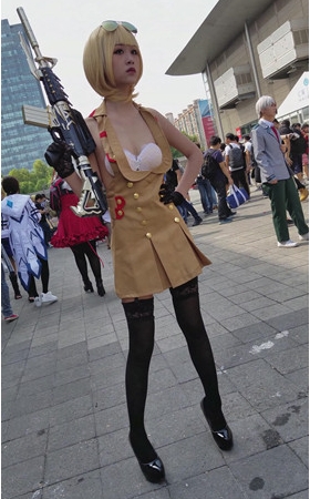 米色连衣裙cosplay美女