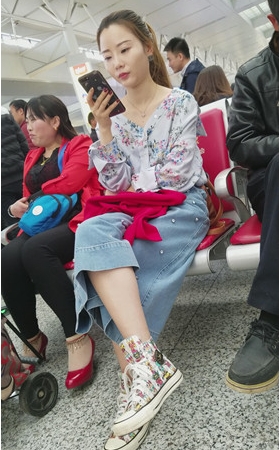 玩手机的漂亮女孩