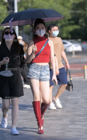 红皮靴美女 [19P]