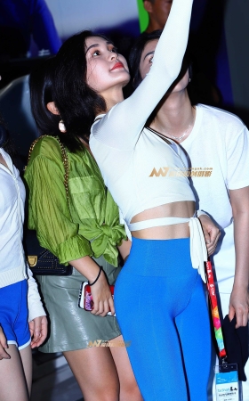 短发自拍靓妹 [18P]