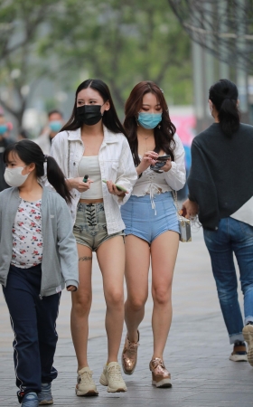 高腰热裤美女