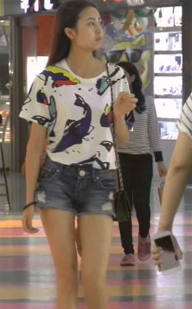 极品美腿少女翘臀扭的人心慌