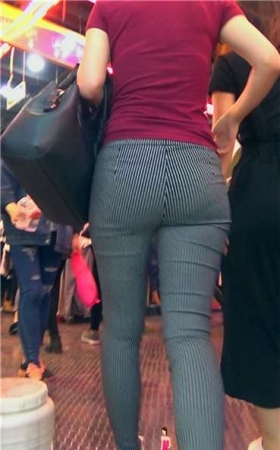 超紧绷丰臀红T恤美女姐姐跟闺蜜逛商场！[1.85 GB]