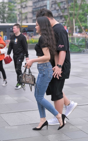 短T恤，紧牛，高跟女友 [17P]
