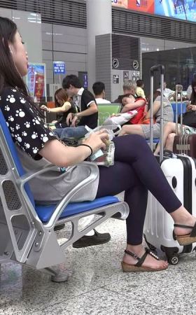 又是开学秀，你懂的，各路美女会齐聚此地
