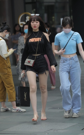 热裤长腿美眉