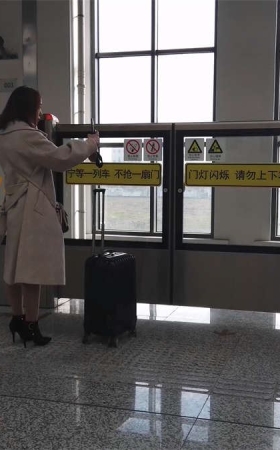 地铁上的黑短靴丝袜美少妇