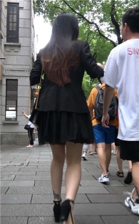 4K - 连衣裙黑色小西装外套街拍超气质白净女神姐姐[879 MB]