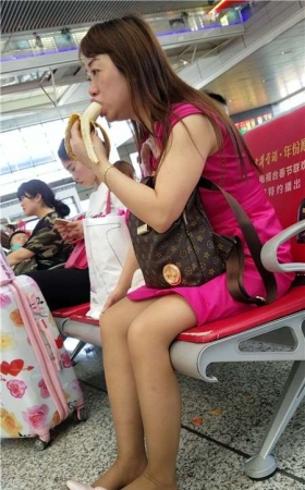 4k-吃香蕉的丝袜美腿少妇，你是不是也邪恶了？