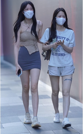街拍灰色紧身包臀裙美女【套图+视频】