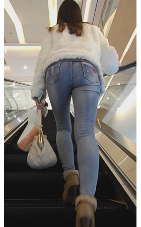 电梯上的牛仔裤妹子
