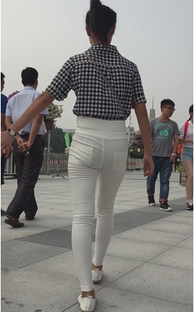 白色高腰紧身裤妹子