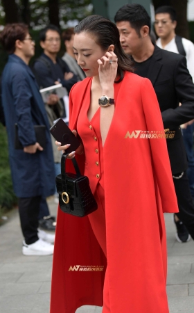 一袭红装，彰显女王气质 [14P]