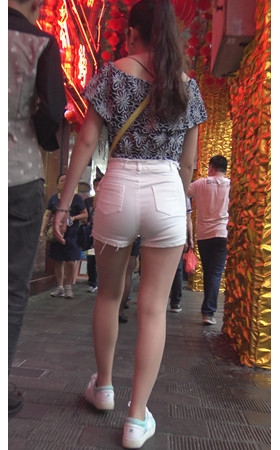 白色牛仔热裤美女