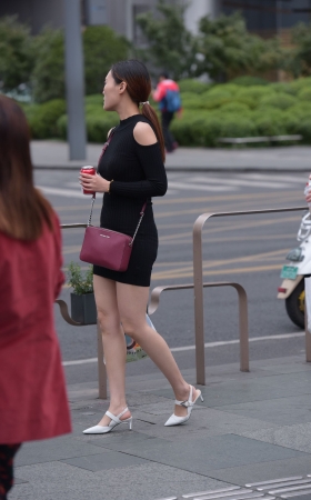 逛街的美女