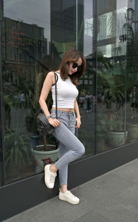 丰满紧身牛仔裤美女