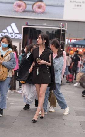 摄神街拍作品 - 步行街中的美腿薄丝美女