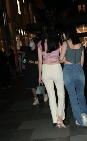 韵味十足的紧身裤美女