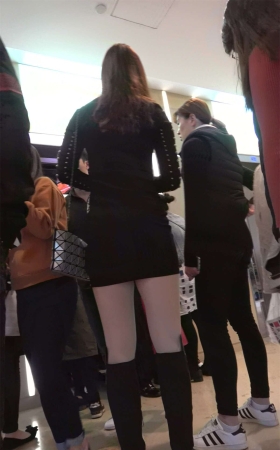 街拍皮衣美女的热裤这样穿