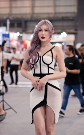 凹凸有致的东莞改装车美女