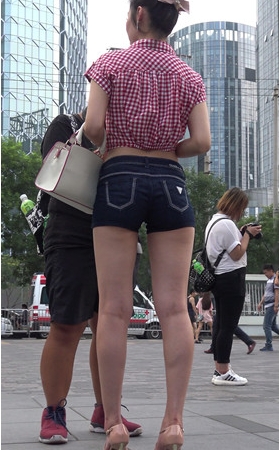 热裤牛仔妹子
