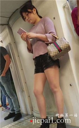 4k--地铁偶遇肉丝袜美腿皮短裤美女小姐姐