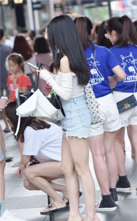 玩手机的美女3A147[153P-2.75G]