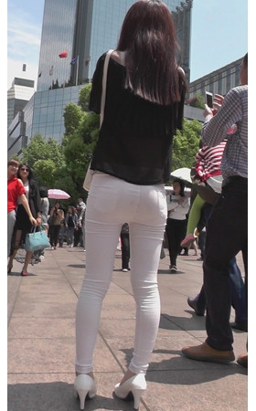黑衣白裤紧身美女