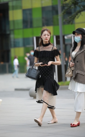 蕾丝连衣裙美女